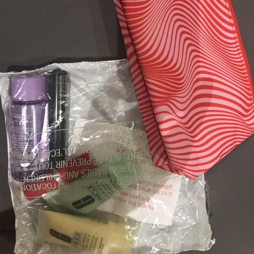 New Clinique 6 piece Gift Set with Cosmetic Bag
